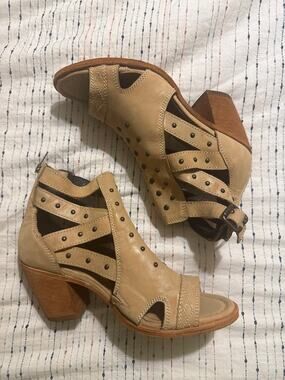 Liberty Black NWOT Tan Leather Studded Heeled Sandals Women’s Size 11